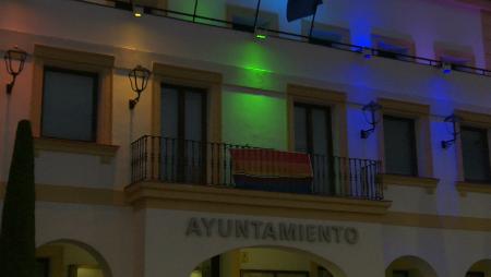 Imagen Sanse se suma al Orgullo LGTBI iluminando el Ayuntamiento con la bandera...