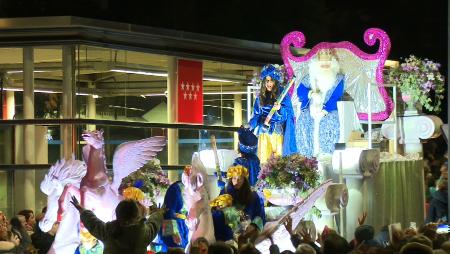 Imagen Miles de personas en la Cabalgata de Reyes para acompañar a sus...
