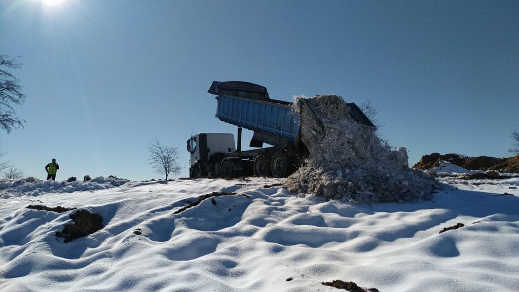 Tonelas de nieve son retiradas en camiones de las vías públicas.