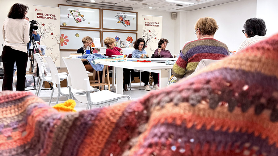 Imagen Lana, libros y solidaridad: así la tercera edición del taller “Tejiendo...