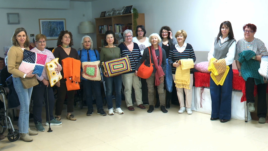 Imagen Las prendas de “Tejiendo Lecturas” se entregan a los mayores en su...
