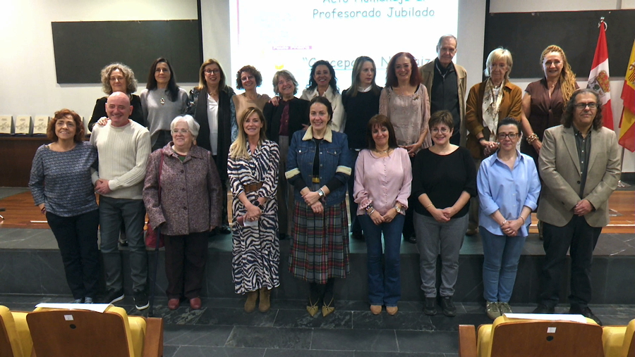 Imagen Todos en pie para homenajear a las maestras y profesores jubilados por...