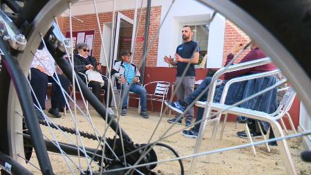 Imagen Así fue el taller de “Mantenimiento de bicicletas para mayores y nietos” en Sanse