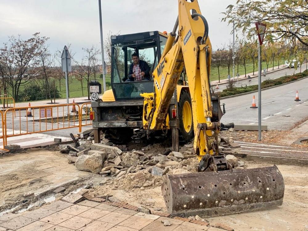 Retirada de materiales en uno de los badenes que han sido suavizados.