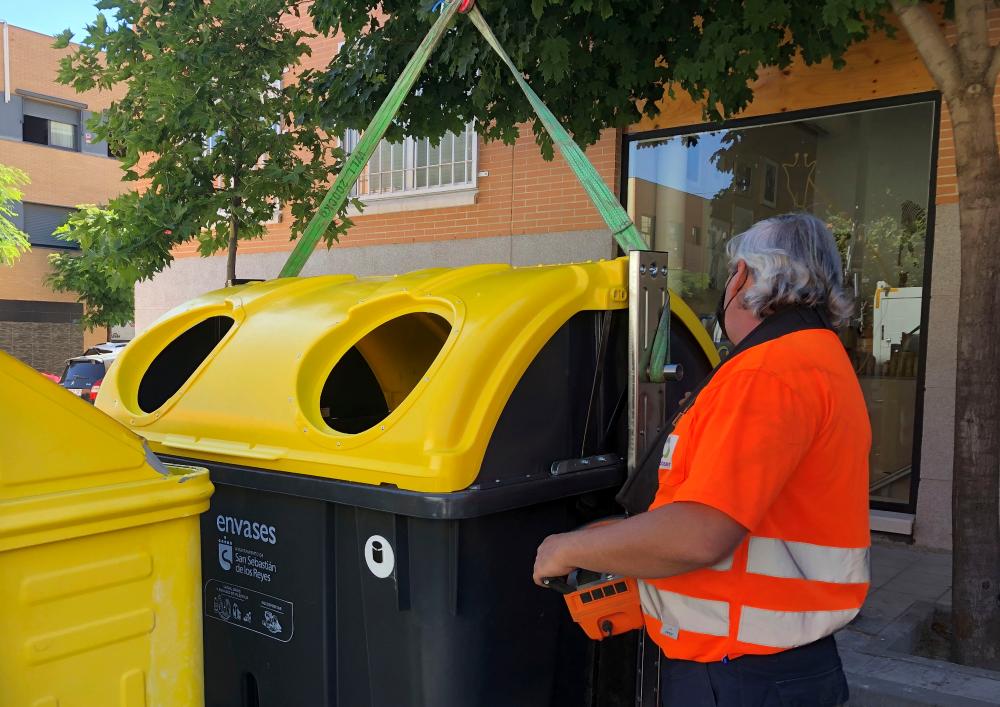 Un operario trabaja con uno de los nuevos contenedores.