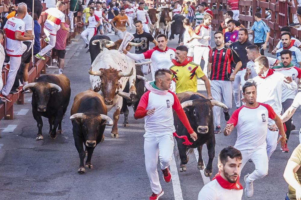 Imagen Participación espectacular, multitud de espectadores y solo un herido leve en el encierro de la mañana