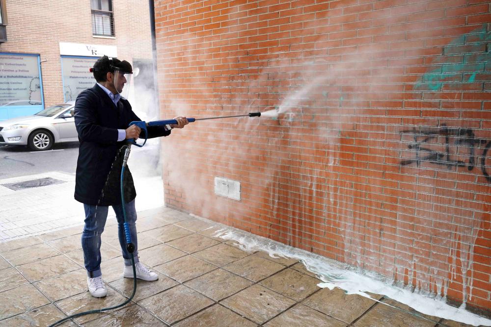Las brigadas antigrafiti inician los trabajos de eliminación de pintadas en fachadas particulares