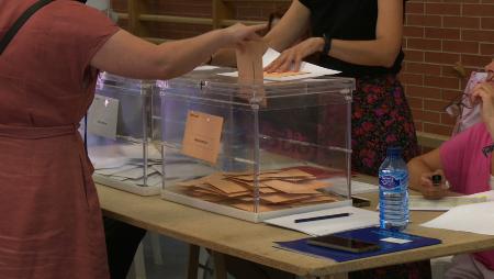 Imagen 23J: votos y ventiladores, la jornada electoral marcada por el calor del verano