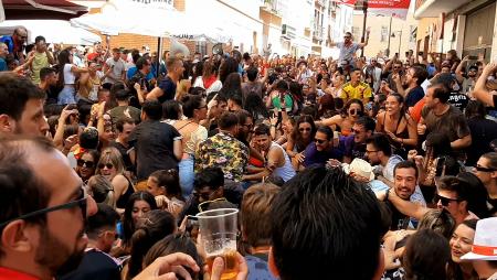 Imagen 20.000 vasos de plástico y contenedores de refuerzo para evitar el...