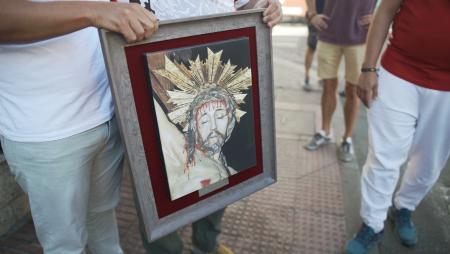 Imagen El cuadro del Cristo de los Remedios que emociona y protege a los corredores de Sanse