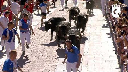 Imagen Dos heridos leves y mucha tensión en el quinto encierro de Sanse 2023