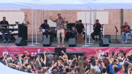 Imagen Los Rebujitos ponen Sanse a bailar, llenando la plaza de la Constitución...