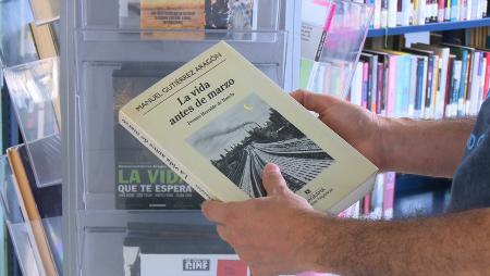 Imagen El director de cine y miembro de la RAE, Manuel Gutiérrez Aragón, presente en las bibliotecas