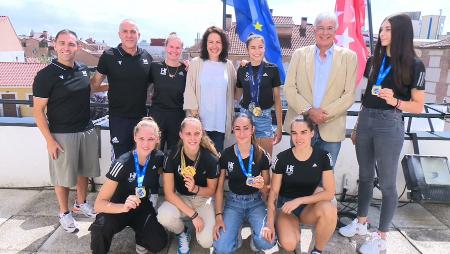 Imagen El Ayuntamiento recibe a la medallista olímpica Adriana Cerezo y a las campeonas del Club Hankuk