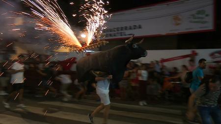 Imagen Noche de chispas, sevillanas y rumba con los toros de fuego y el...