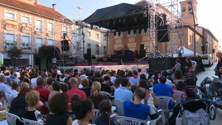 Imagen ´El ruiseñor del emperador´ llena de público y marionetas la Plaza de la Constitución