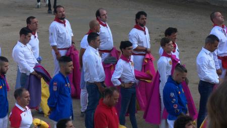 Imagen La tradición continúa con la becerrada de las peñas homenajeando a...