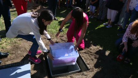 Imagen Los alumnos del Colegio Teresa de Calcuta se gradúan y entierran una...
