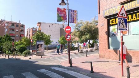 Imagen ´Con Ellas´, homenaje a una serie de mujeres ejemplares en las banderolas que adornan el casco urbano