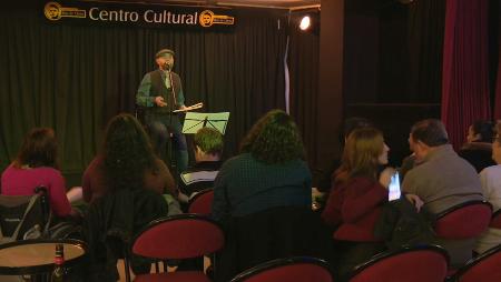 Imagen Moncho Otero canta a Gloria Fuertes en Micro Abierto