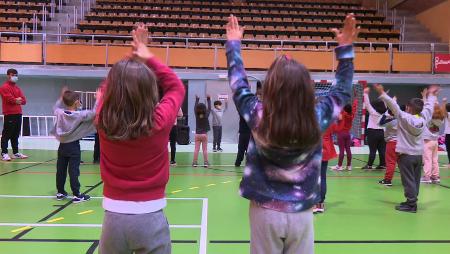 Imagen Deporte en las horas de clase con las “Mañanas en el Poli”, un programa...