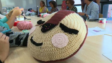 Imagen “Tejer a crochet”, el taller de la Delegación de Igualdad de Sanse sobre una moda añeja y terapéutica