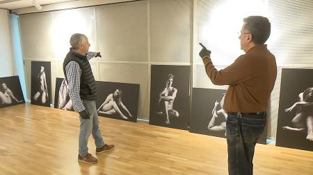 Imagen La sensualidad femenina, sin retoques ni filtros, en la exposición de Óscar M. Sánchez