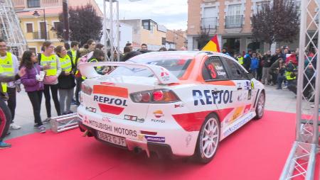 Imagen Vibrante salida del Rallye de la Comunidad de Madrid en la Plaza de la Constitución