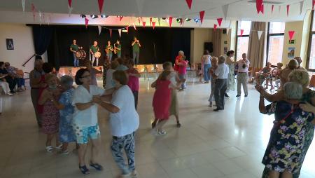 Imagen Charanga, bailes y alegría: los mayores de Sanse también tienen sus propias fiestas