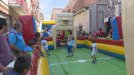 Imagen Diversión para los niños con un futbolín humano