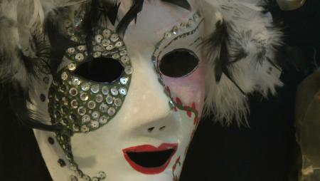 Imagen El talento de los mayores en forma de máscara veneciana