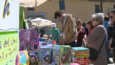 Imagen Sanse vivió un domingo de cuento en su III Feria del Libro