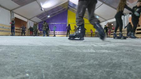 Imagen Los vecinos de Sanse ya pueden patinar sobre hielo en la Plaza de la...