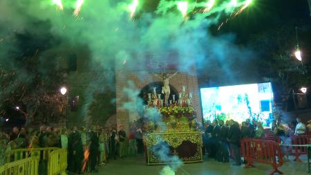 Imagen El Cristo sale por las calles de Sanse en medio del fervor y la emoción