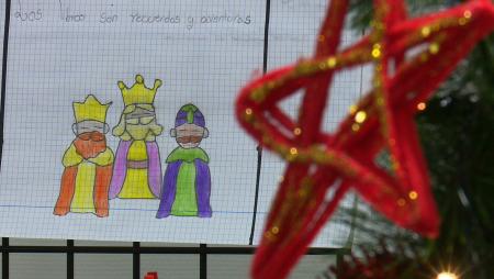 Imagen Ilusión, diplomas y libros en la entrega de premios del Concurso de dibujo “Carta a los Reyes Magos”