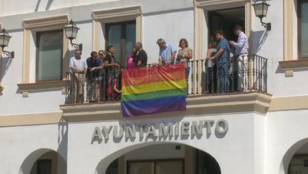 Imagen Sanse despliega la bandera arcoiris por el Día del Orgullo LGTB