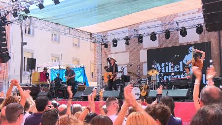 Imagen Mikel Erentxun se entrega y brinda sus mejores canciones en un concierto memorable