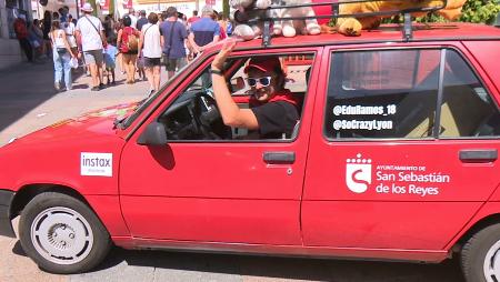 Imagen Edu Ramos exhibe el coche con el que competirá un Rally en Marruecos y recoge material solidario