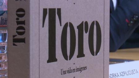 Imagen Toro, una vida en imágenes, el libro que recorre las principales...