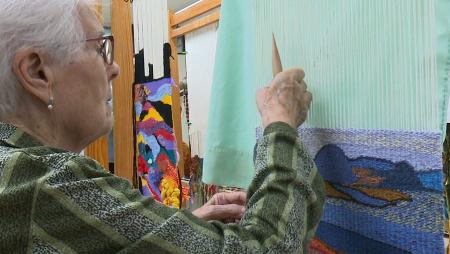 Imagen Con la mayor de las alumnas (91 años) y la más pequeña (5) en los talleres del Servicio de Cultura