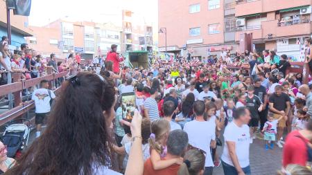 Imagen La trashumancia infantil se llena de familias para acompañar a las reses por las calles de Sanse