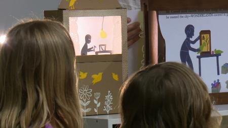 Imagen El taller de cajas mágicas y sombras encandiló a las familias en la Biblioteca Marcos Ana