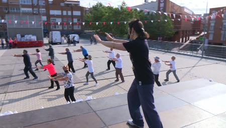 Imagen El Centro de Mayores de Sanse saca el Tai Chi a la calle para mostrar...