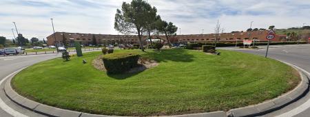 Imagen La glorieta que da acceso a la urbanización Club de Campo llevará el...