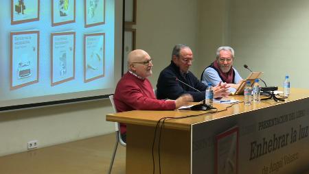 Imagen Ángel Velasco presentó su libro ‘Enhebrar la luz’ en la Biblioteca...