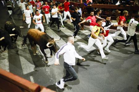 Imagen Segundo encierro, nocturno, con 50 000 espectadores y 3 000 corredores...
