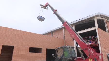 Imagen Ya se alza la nave del futuro nuevo pabellón deportivo en el CEIP Buero Vallejo