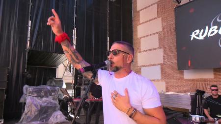 Imagen Palmas, baile y gran ambiente en la plaza de la Constitución con Rubén Madrid