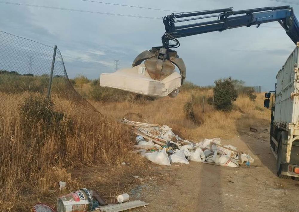 Imagen El Ayuntamiento continúa retirando vertidos ilegales de los caminos rurales
