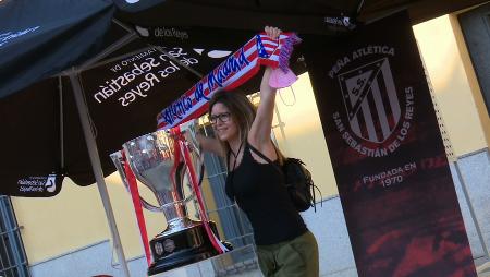 Imagen El trofeo de la Liga del Atlético de Madrid recaló en Sanse y viajará por toda la región